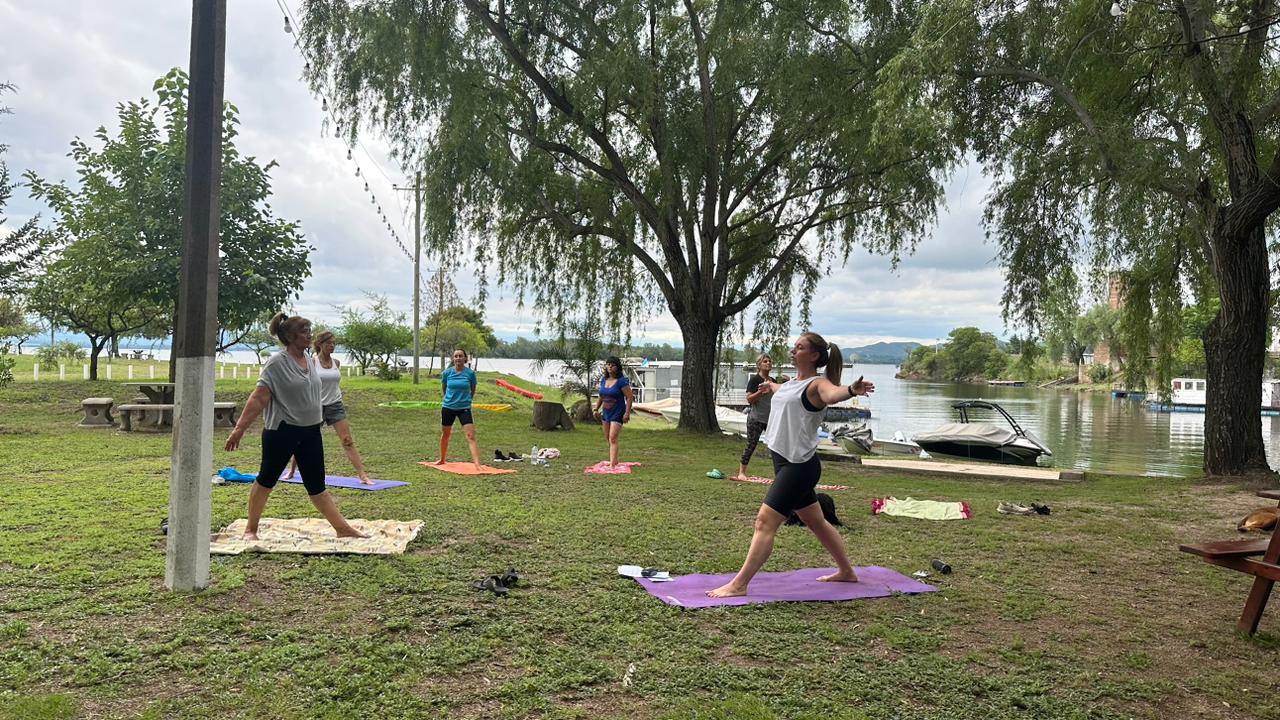 Clase de yoga con vista al lago de Embalse, Cordoba.